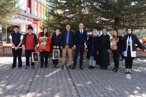 Aziz şehitlerimizi saygıyla ve minnetle yad ediyoruz.